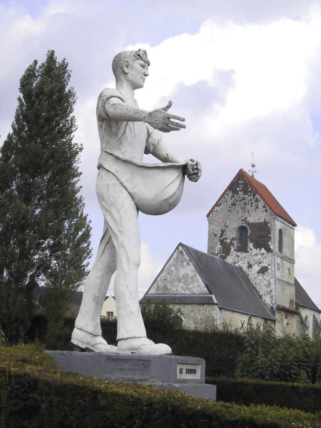 La statue du Semeur et l'église Saint-Barthélémy - Clerques (62890) - Pas-de-Calais