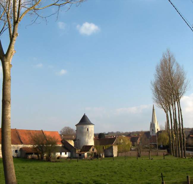 L'ancienne ferme fortifiée en pierre calcaire blanche et l'église - Esquerdes (62380) - Pas-de-Calais
