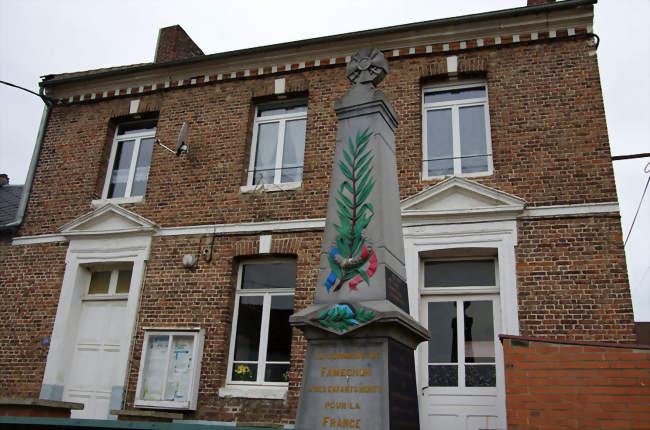 La mairie et le monument aux morts - Famechon (62760) - Pas-de-Calais
