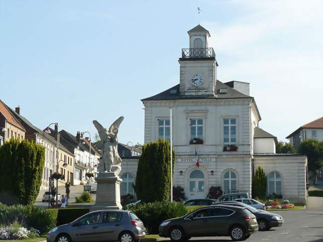 La mairie et le monument aux morts - Fruges (62310) - Pas-de-Calais