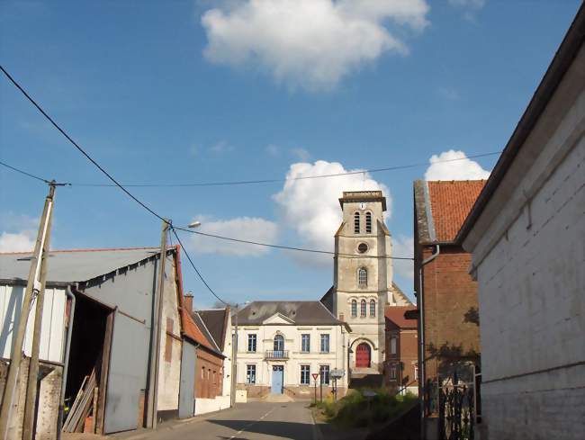 L'église vue depuis la rue de Fosseux - Gouy-en-Artois (62123) - Pas-de-Calais