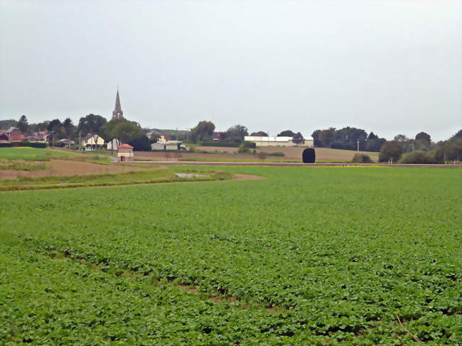 Vue large du village et de son cimetière militaire britannique - Grévillers (62450) - Pas-de-Calais