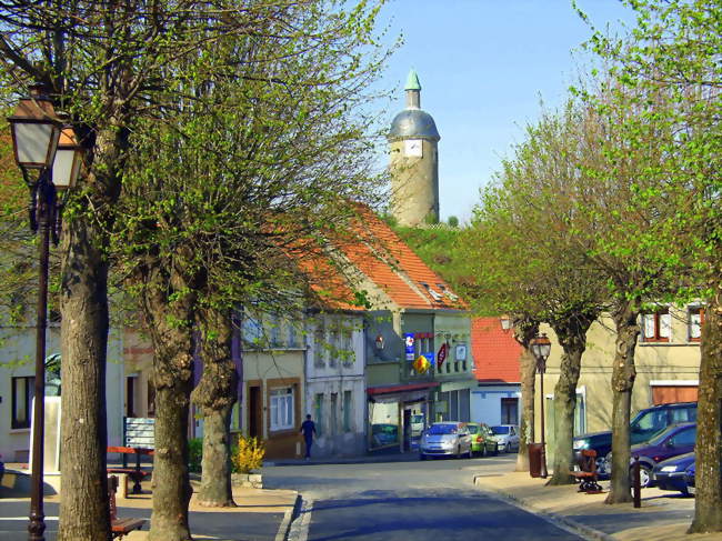 Place des Tilleuls Au fond - la Tour de l'Horloge au sommet de la motte féodale - Guînes (62340) - Pas-de-Calais