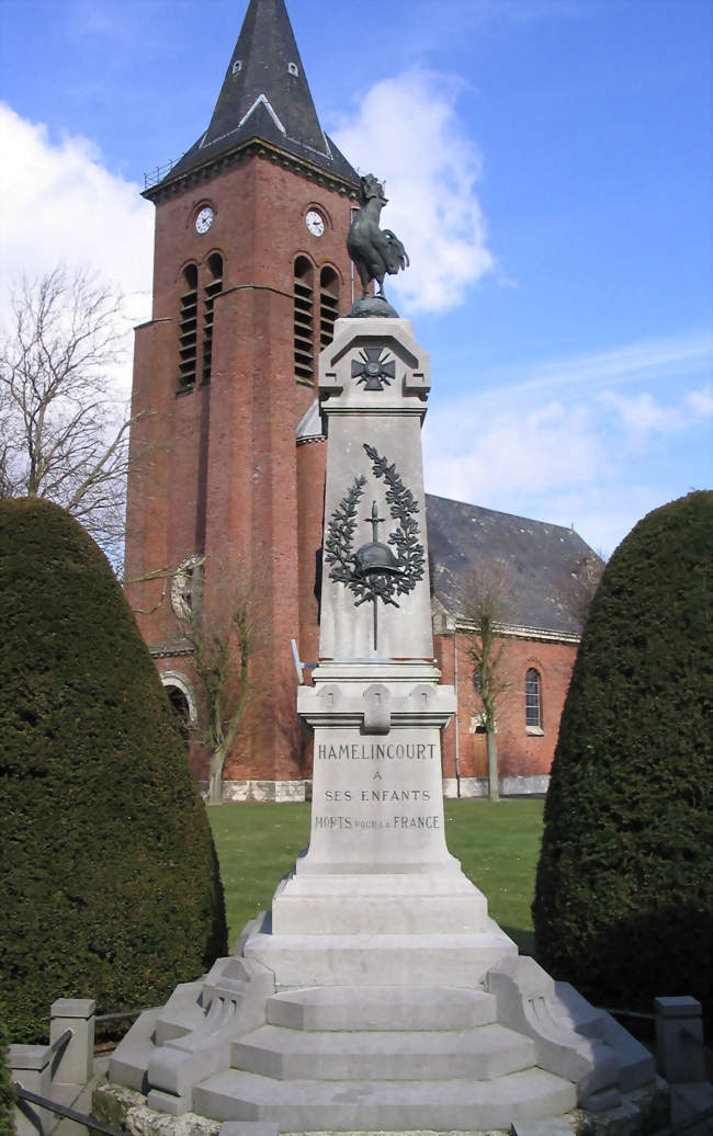 Le monument aux morts devant l'église - Hamelincourt (62121) - Pas-de-Calais