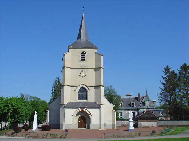 Le monument aux morts à gauche, l'église Saint-Léger au centre - Hautecloque (62130) - Pas-de-Calais