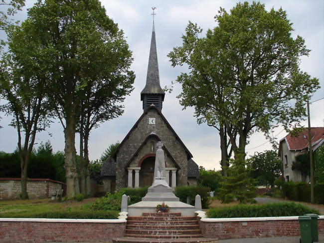 Le monument aux morts devant l'église - Hendecourt-lès-Ransart (62175) - Pas-de-Calais