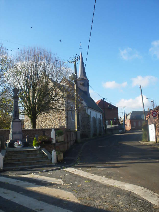 Le monument aux morts, l'église et la mairie - Hermin (62150) - Pas-de-Calais