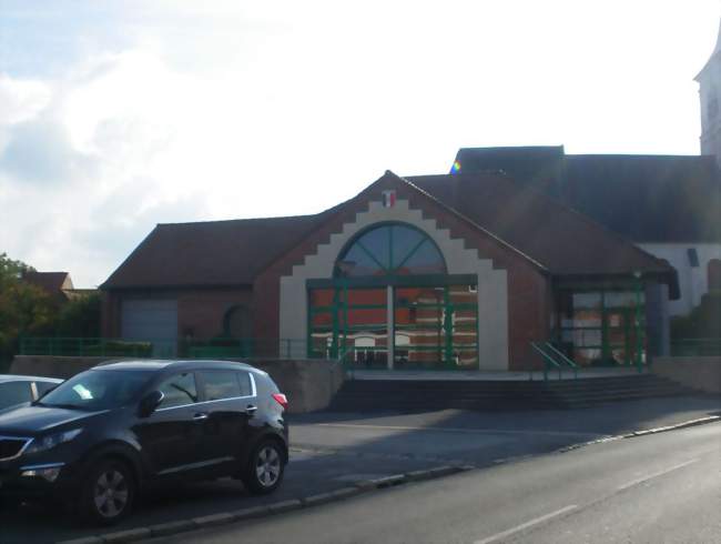 La mairie et au fond, l'église Saint-Omer - Houchin (62620) - Pas-de-Calais