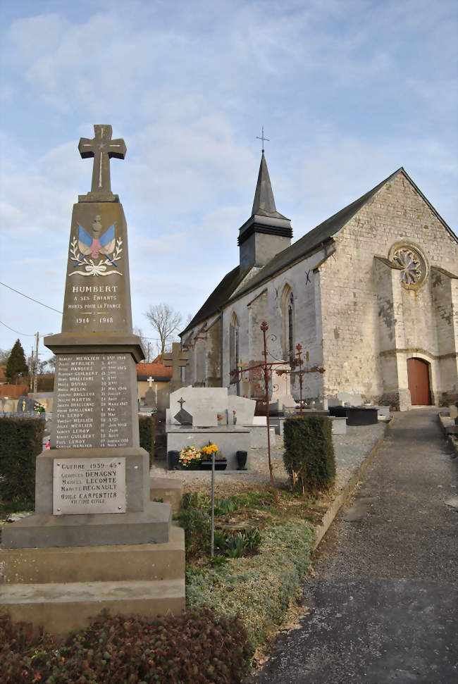 Le monument aux morts et l'église Saint-Pierre - Humbert (62650) - Pas-de-Calais