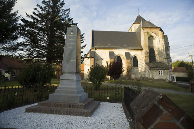 Le monument aux morts et l'église - Labroye (62140) - Pas-de-Calais