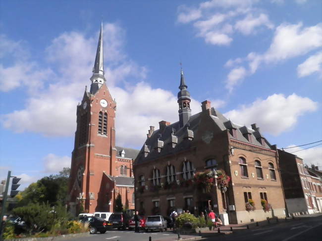 Place du 8 mai à Laventie, église Saint-Vaast et Hôtel de Ville - Laventie (62840) - Pas-de-Calais