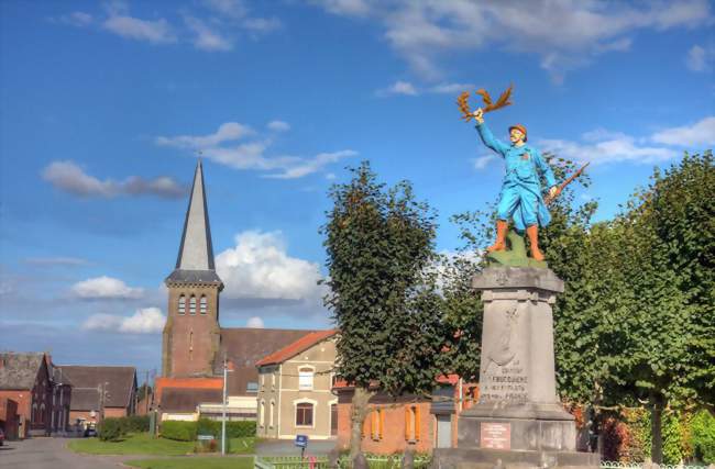 L'église et le monument aux morts - Lebucquière (62124) - Pas-de-Calais