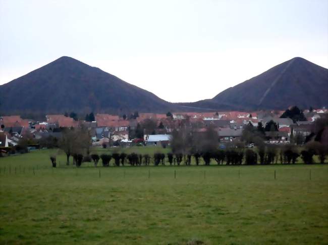 La commune de Loos-en-Gohelle surplombée par les terrils du 11 - 19 des mines de Lens - Loos-en-Gohelle (62750) - Pas-de-Calais
