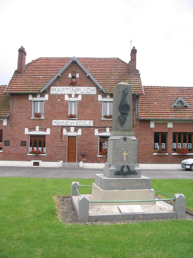 Le monument aux morts devant la mairie - Martinpuich (62450) - Pas-de-Calais