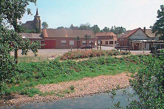 La place de Matringhem bordée par la Lys - Matringhem (62310) - Pas-de-Calais