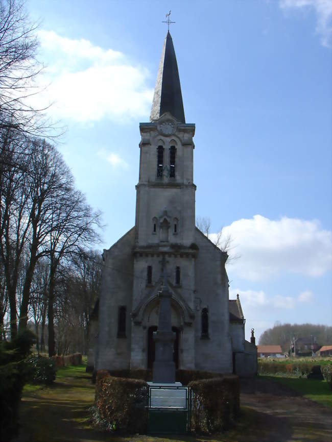 Le monument aux morts devant l'église Saint-Pierre - Monchy-Cayeux (62134) - Pas-de-Calais