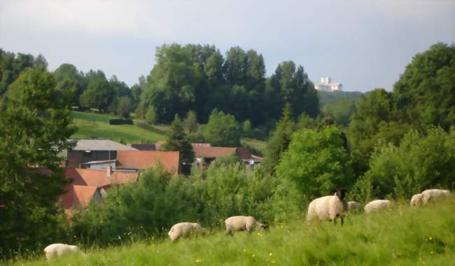 Le centre du bourg principal de la commune de Mouriez vu du chemin rural dit « de Douai » - Mouriez (62140) - Pas-de-Calais