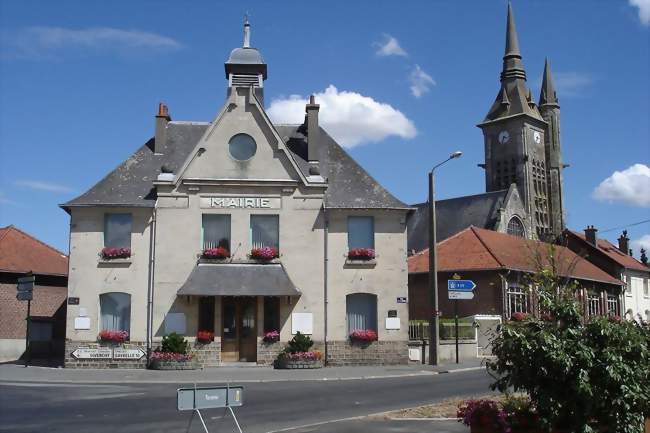 La mairie et l'église de Neuville-Saint-Vaast - Neuville-Saint-Vaast (62580) - Pas-de-Calais