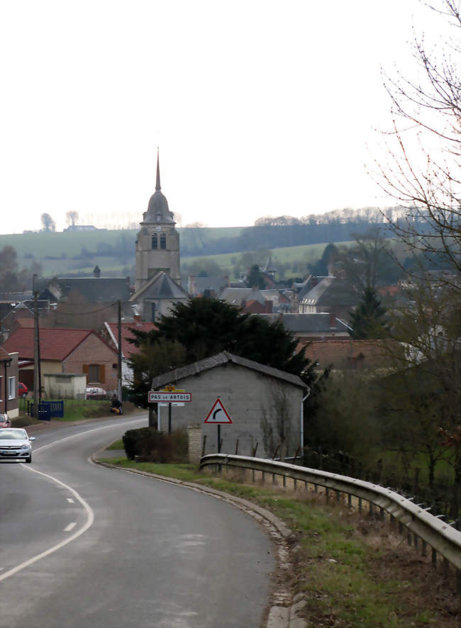 La flèche effilée du clocher domine les toits de la ville - Pas-en-Artois (62760) - Pas-de-Calais