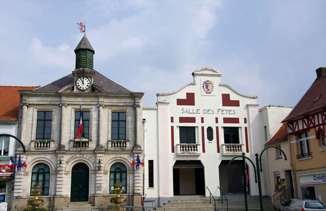 L'hôtel-de-ville et la salle des fêtes - Pernes (62550) - Pas-de-Calais