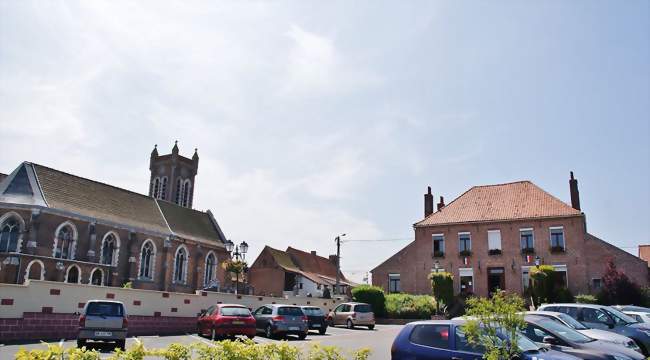 L'église et la mairie - Racquinghem (62120) - Pas-de-Calais