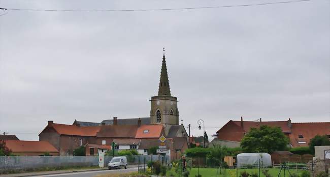 L'entrée de Robecq, avec l'église en fond - Robecq (62350) - Pas-de-Calais