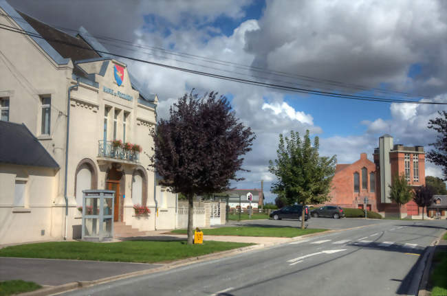 La mairie et l'église - Rocquigny (62450) - Pas-de-Calais