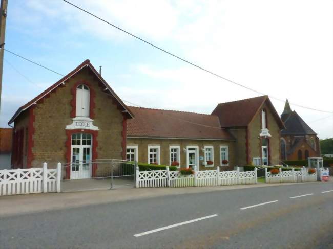 La mairie-école et l'église Saint-Martin - Selles (62240) - Pas-de-Calais