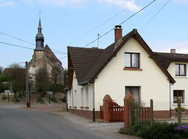 Vue en direction de l'église, édifiée sur une petite hauteur - Sibiville (62270) - Pas-de-Calais