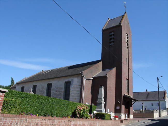 Le monument aux morts et l'église - Souastre (62111) - Pas-de-Calais