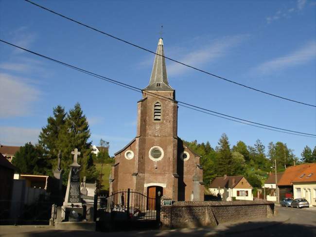Le monument aux morts et l'église Saint-Léger - Vaudringhem (62380) - Pas-de-Calais
