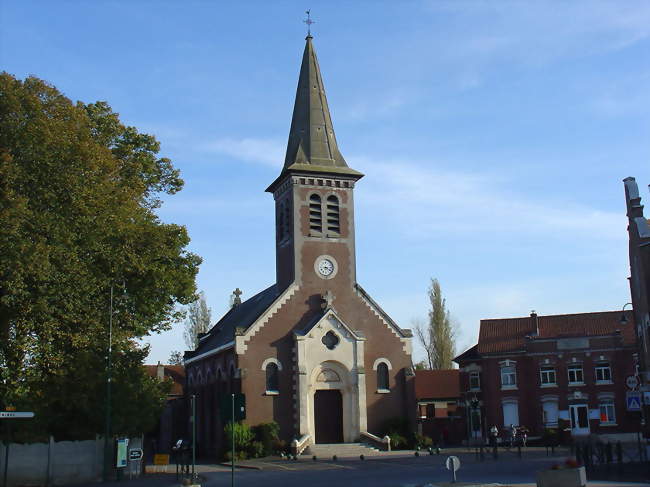 L'église au centre de l'image, la mairie à droite - Wancourt (62128) - Pas-de-Calais