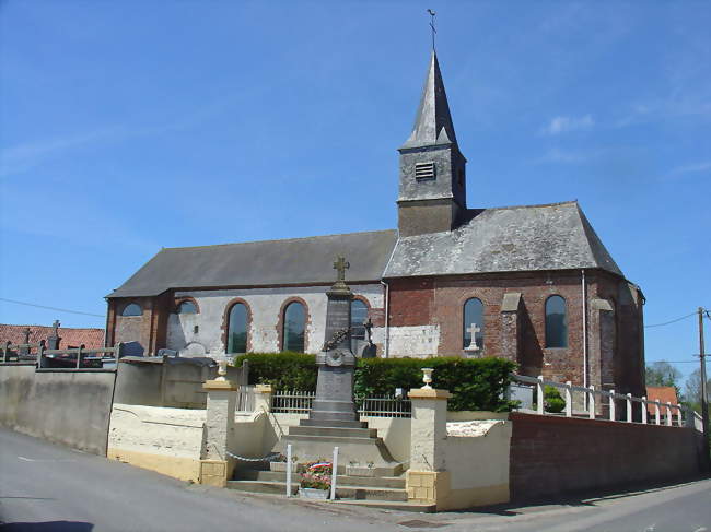 Le monument aux morts devant l'église - Wicquinghem (62650) - Pas-de-Calais