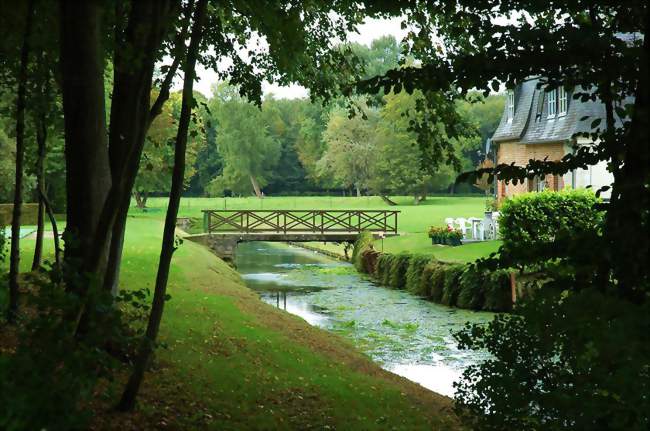 Vue bucolique du fossé entourant le château - Willeman (62770) - Pas-de-Calais