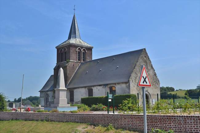L'église et le monument aux morts - Zudausques (62500) - Pas-de-Calais