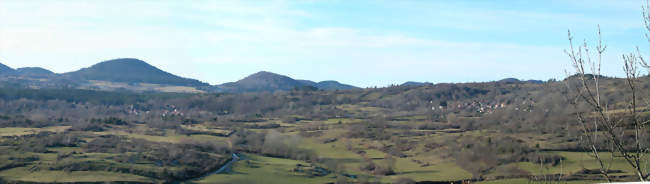 Les villages de Rouillat Bas (à gauche) et de Rouillat Haut (à droite) - Aydat (63970) - Puy-de-Dôme
