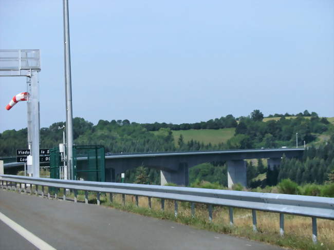 Le viaduc de la Sioule qui passe sur le territoire communal - Bromont-Lamothe (63230) - Puy-de-Dôme
