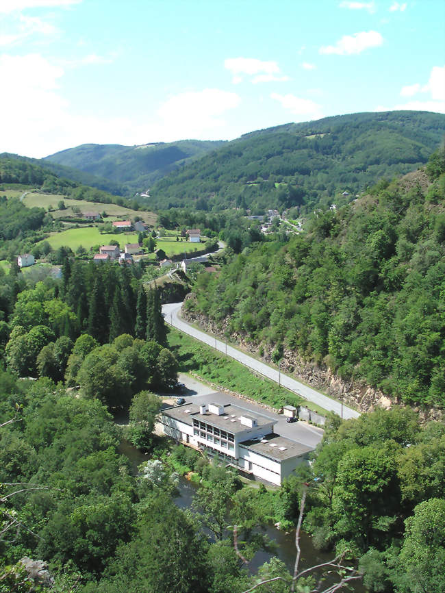 Les thermes et le bourg, en arrière-plan - Châteauneuf-les-Bains (63390) - Puy-de-Dôme