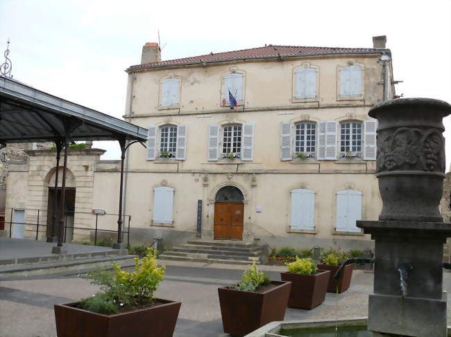 Place Lafayette avec la fontaine, la halle et la mairie - Chauriat (63117) - Puy-de-Dôme
