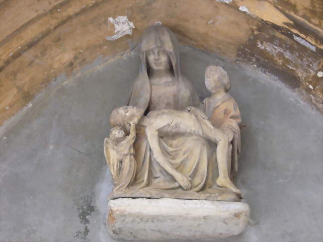 Pietà au-dessus du portail de l'église - Collanges (63340) - Puy-de-Dôme