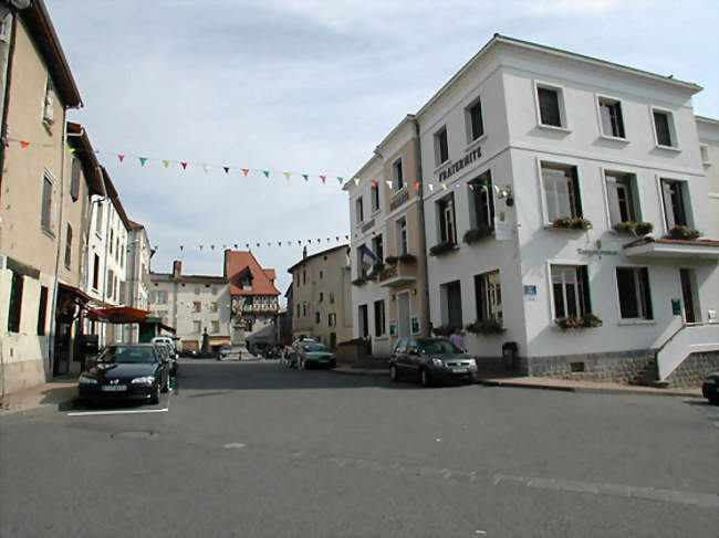 Mairie de Courpière, fin 2011 - Courpière (63120) - Puy-de-Dôme