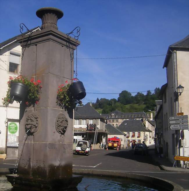 Le centre-ville - Égliseneuve-d'Entraigues (63850) - Puy-de-Dôme