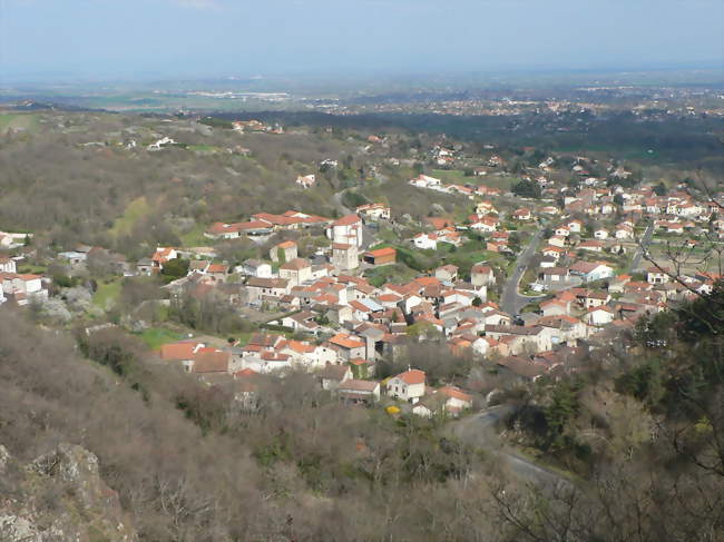 Bourg d'Enval vu depuis la table d'orientation du sentier de l'APAGE - Enval (63530) - Puy-de-Dôme