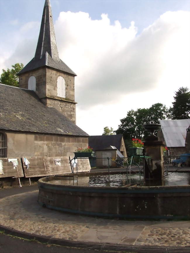 Fontaine et église de La Godivelle - La Godivelle (63850) - Puy-de-Dôme