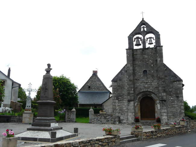 La place de l'église à Labessette - Labessette (63690) - Puy-de-Dôme