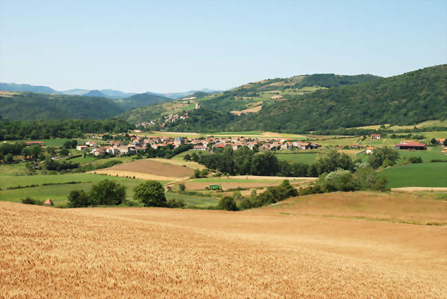 Vue de la commune de Montaigut-le-Blanc avec les villages de Saint-Julien en deuxième plan et de Montaigut-le-Blanc dominé par son château sur la butte en arrière-plan - Montaigut-le-Blanc (63320) - Puy-de-Dôme