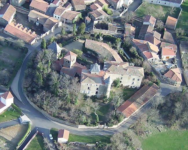 L'église et le château - Moriat (63340) - Puy-de-Dôme