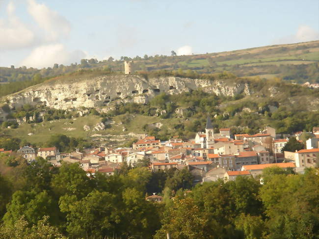 Vue sur la ville de La Roche-Blanche avec ses grottes et sa tour médiévale - La Roche-Blanche (63670) - Puy-de-Dôme