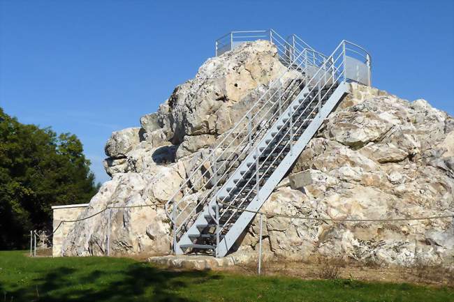 Le piton de quartz laiteux - Roche-d'Agoux (63330) - Puy-de-Dôme