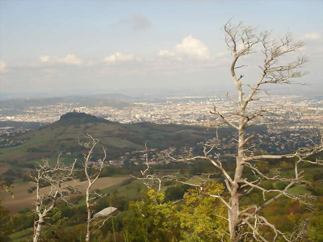Romagnat au premier plan au pied du Montrognon, et Clermont-Ferrand au second plan - Romagnat (63540) - Puy-de-Dôme